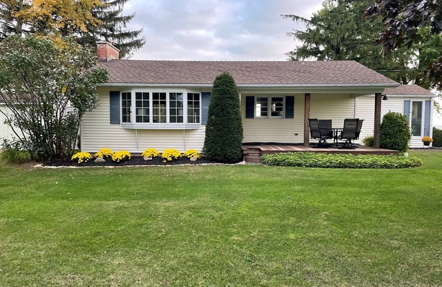 Three bedroom two bath lake front cottage Wilson NY.
