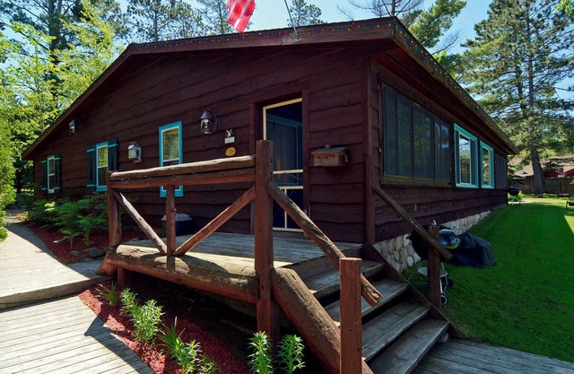 Three-bedroom with three queen beds and sofa sleeper, lake front on Big Round
