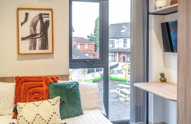 Three Modern Apartments Nr Molineux for Short, Long Stays