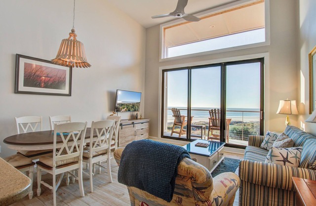 Three Oceanfront Private Balconies with Panoramic View, Dolphins & Calm Breezes!