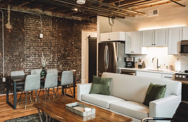 Three Trails 2 Bedroom Downtown | Wine Country | Rooftop Deck
