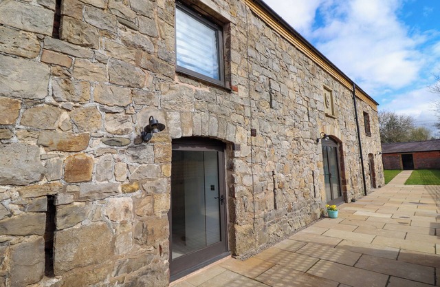 THRESHERS BARN, pet friendly, luxury holiday cottage in Weston Rhyn