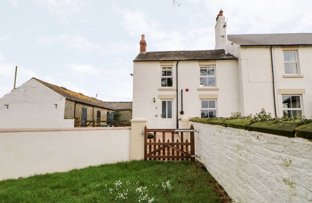 TIGHT LYNE COTTAGE, pet friendly, with open fire in Longtown