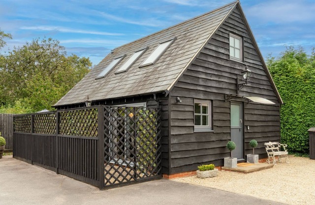Timber Lodge - sleeps 2 guests in 1 bedroom