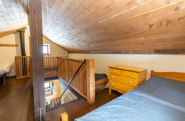 Timberframe Off-Grid cabin in the woods