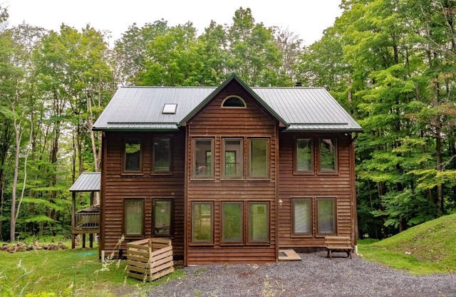 Timberly - 699 Ridge RoadnnTimberly - Private Wooded Lot, Outdoor Hot Tub, Pool Table, Pet Friendly, Lake Access!
