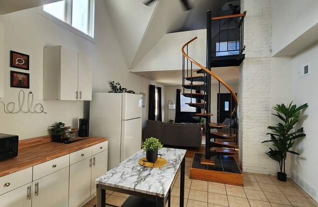 Timeless Tremont-2 Bdrm near Downtown Cle