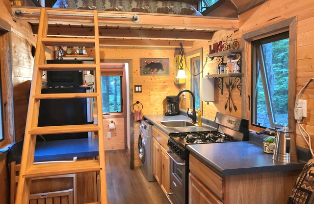 Tiny bungalow secluded in the woods with lake view. Pets accepted!