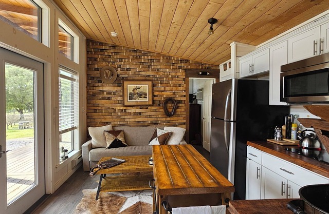 Tiny Home Cabin B National Parks,The Pinnacles, Hollister Hills & Longhorns