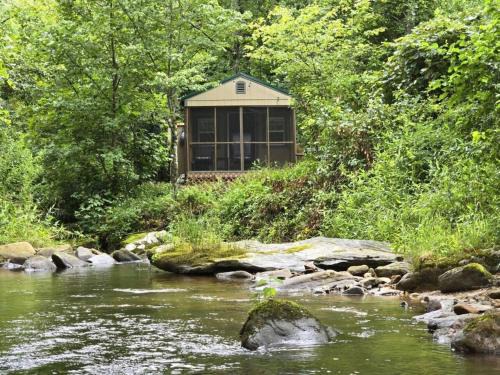 Tiny Home Creekside Nature Escape, Hot Shower, WIFI, Peaceful