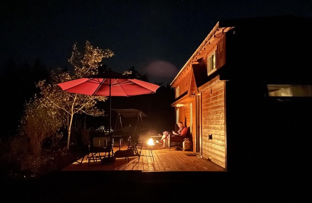Tiny home on Nature Sanctuary with access to private lake and hot tub