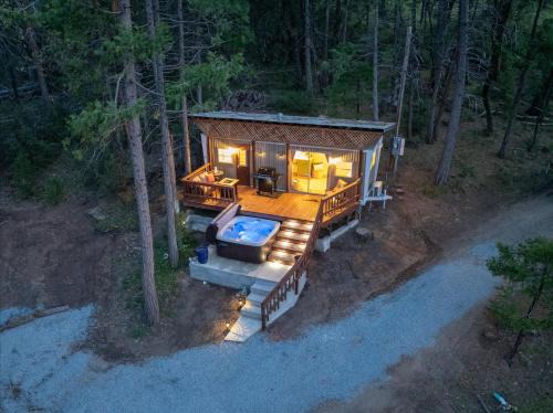 Tiny home with spa/firepit/and more!