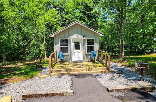 Tiny House Glamping Retreat- 670+ Acres Private Property on Lake Guntersville