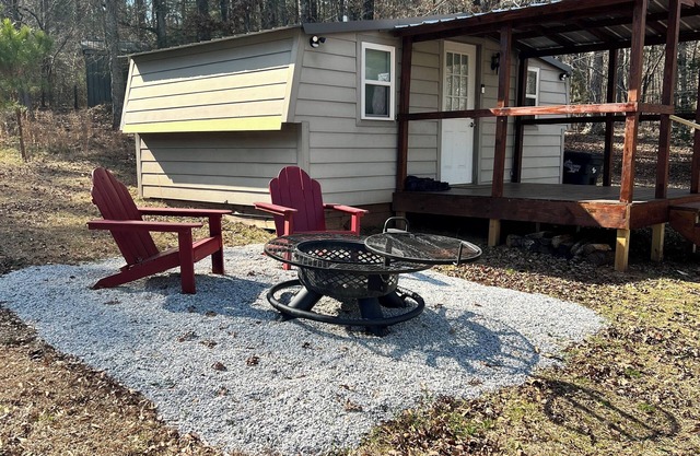 Tiny house living with Private Lake. (Pet Friendly!)