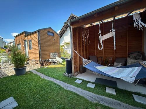 Tiny House mit Saunafass und Garten