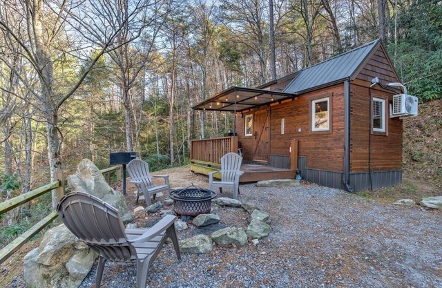 Tiny House - Private Mountainside Retreat - Pet Friendly