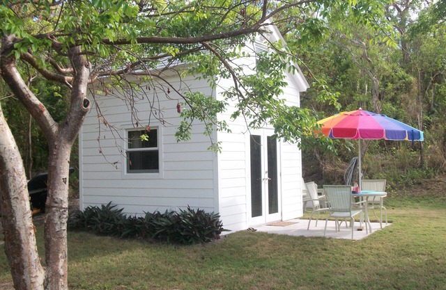 Tiny House Vacation, Bayfront with private beach area! On two secluded acres!