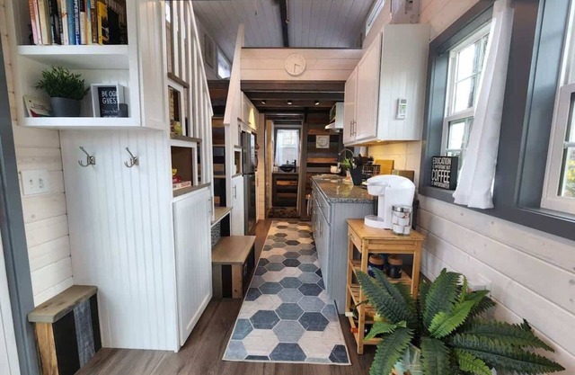 Tiny Luxury Retreat: Lake, Hikes, Brews & Vines