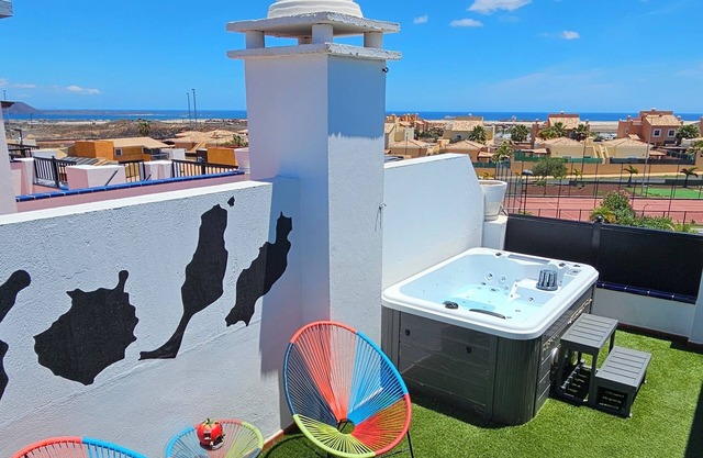 Tiny studio ,private jacuzzi, bathroom, Lanzarote views. Swimming pool.parking.