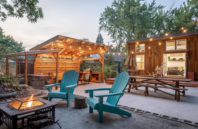 TinyHouse Oasis - Hot Tub-Bikes-FirePit-BBQ-Projector-Ax Throwing-Pet Friendly