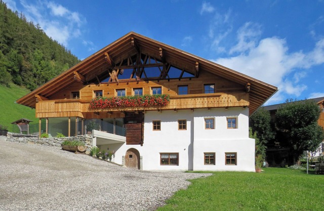 "Tischlerhof Panorama" vacation apartment with balcony and mountain view