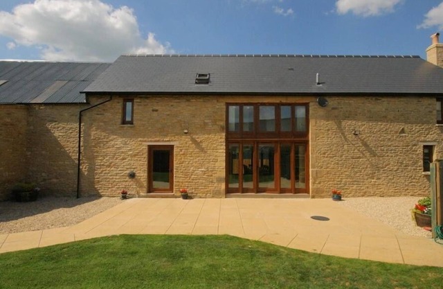 TITHE BARN, LYNEHAM, pet friendly, with open fire in Burford