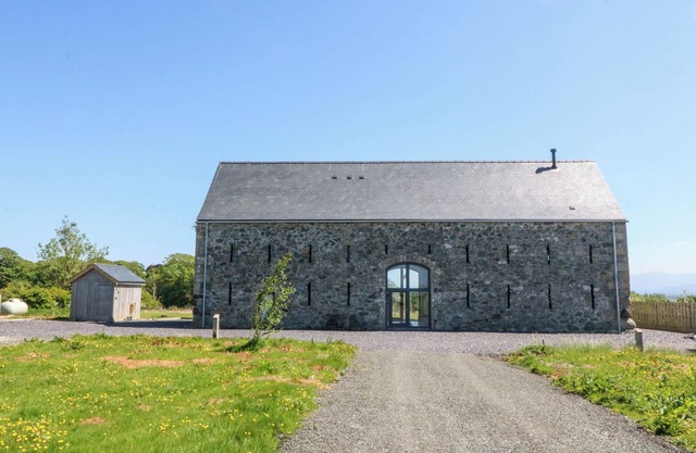 TITHE BARN, pet friendly, luxury holiday cottage in Malltraeth