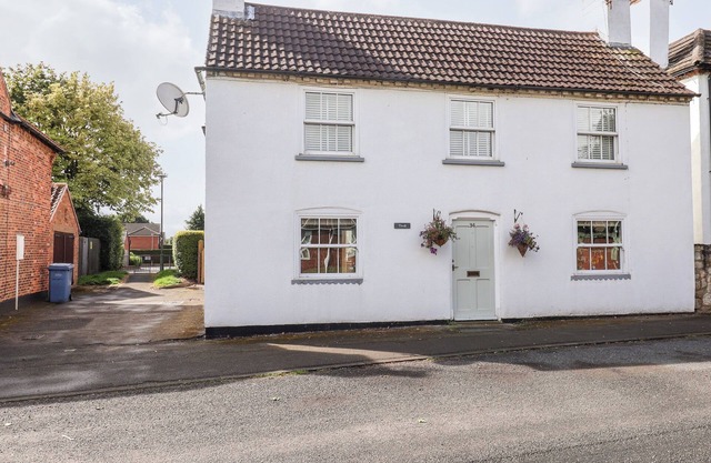 TIVOLI, pet friendly, character holiday cottage in Elkesley