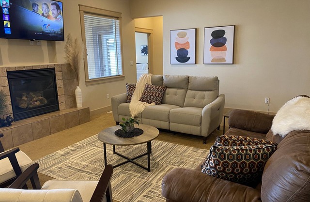 TJ Rancher home, private yard, king beds, 2.5 bath