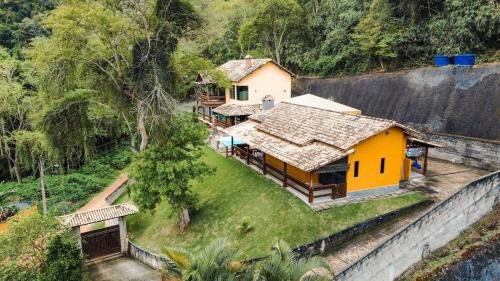 Toca do Dino - casa aconchegante com vista, lareira, piscina e área kids