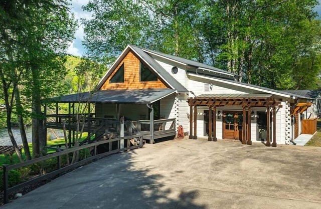Toccoa Time - Riverside | Pet Friendly | Hot Tub | Firepit