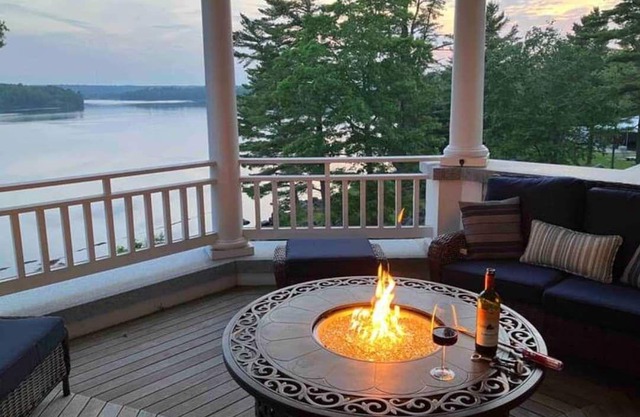 Todd's Point Luxurious Watefront Mansion on 14 Acres/Your New Brunswick Retreat