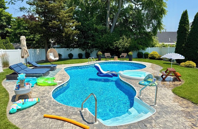 Toddler Friendly, toys, boardwalk, beach, downtown, POOL, & clean! You get ALL!