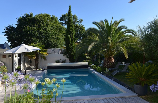 TOEN BIHAN, family home with swimming pool, close to beaches (100 m)