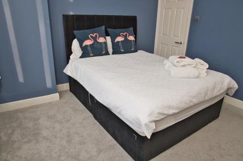 Together in Ealing, Modern Two Bedroom Flat with Garden, Patio, Parking and Sleeps Five