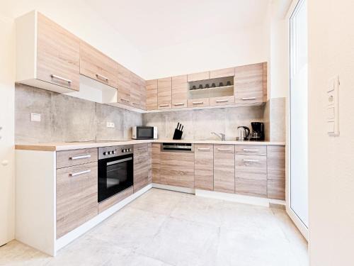 Tolstov Apartments - Monteurwohnung mit 3 Zimmern , Terrasse und Parkplatz