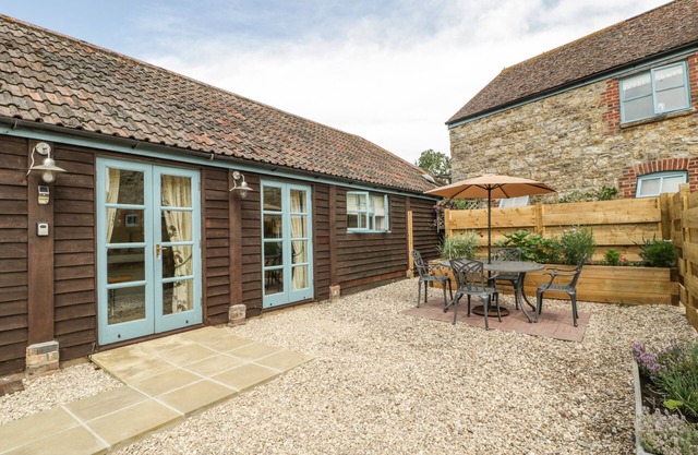 TOM'S BARN, pet friendly, with a garden in Yeovil, Somerset