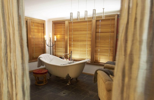 Tomah Retreat, CHILL with Bath, Sauna and Fireplace near Botanic Gardens, Next to the Botanical Gar