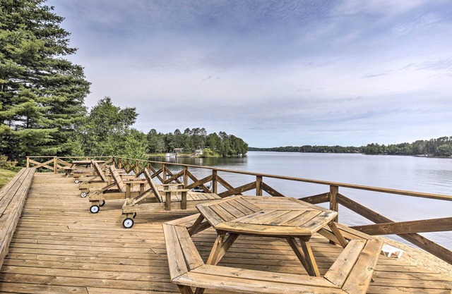 Tomahawk Cottage w/Fire Pit & Lake Access!