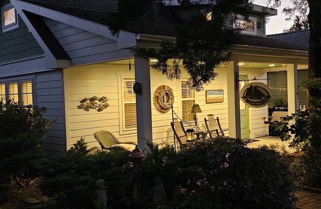 TOP 5% rated, Nautical-themed Beaufort Bungalow near Downtown Beautiful Gardens