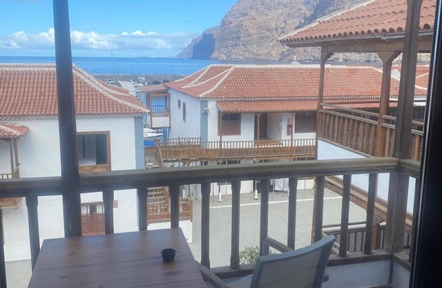 Top location. Apartment with sea view 2 minutes to the beach and marina.