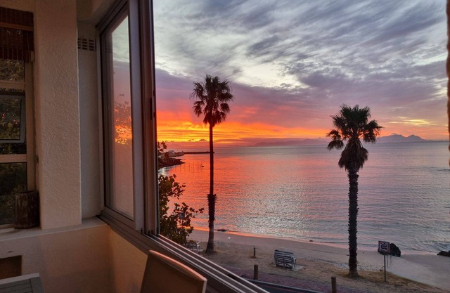 'Top Flat' @ 121 Beach - 3 Bedroom with Built in Veranda and Easy Beach Access