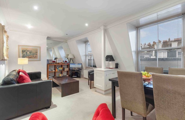 Top Floor 1 Bedroom Apartment 3 mins to South Ken