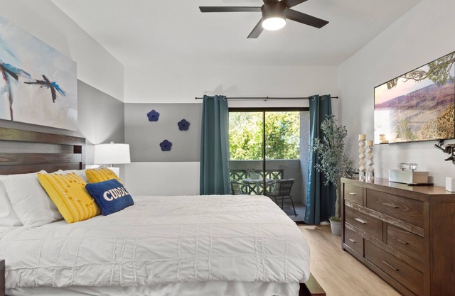 Top-Floor 1BR Stroll to Golf, Shops & Dining+Parking