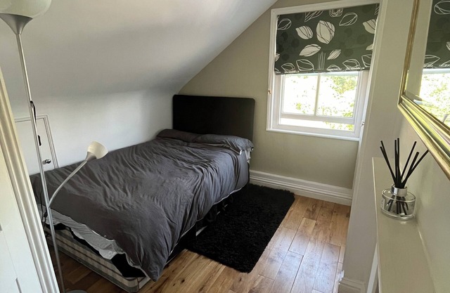 Top floor apartment near station