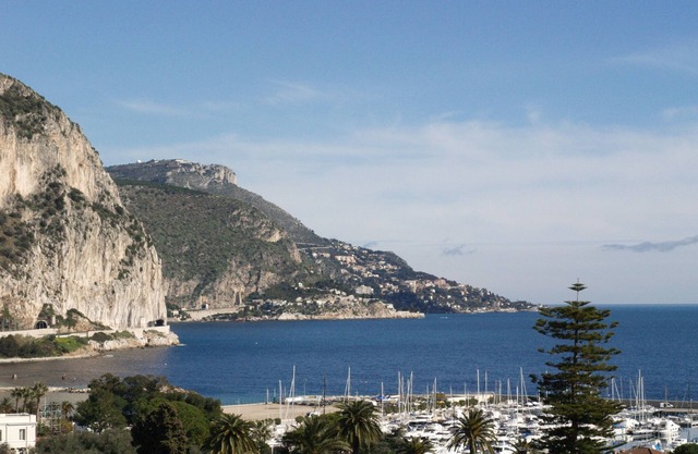 Top floor apartment, large terrace, exceptional view, near Nice .Garage.