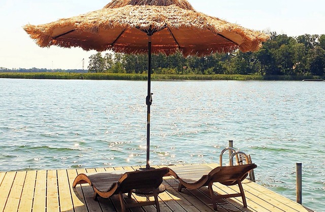 Top floor apartment/fireplace/balcony directly on the lake with private jetty & 2,500 sqm garden