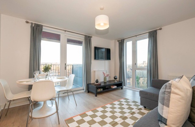 Top Floor Apartment – 2 Mins to Train Station, Near London Museum