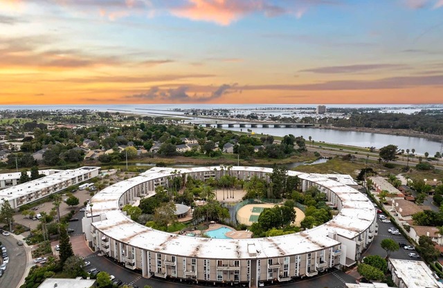 Top Floor | Balcony | W/D | Sea World | Amenities