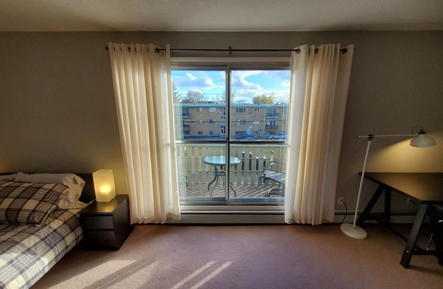 TOP FLOOR * BALCONY * WALKABLE * UNIVERSITY * DOWNTOWN * WHYTE AVE * TRANSIT *
